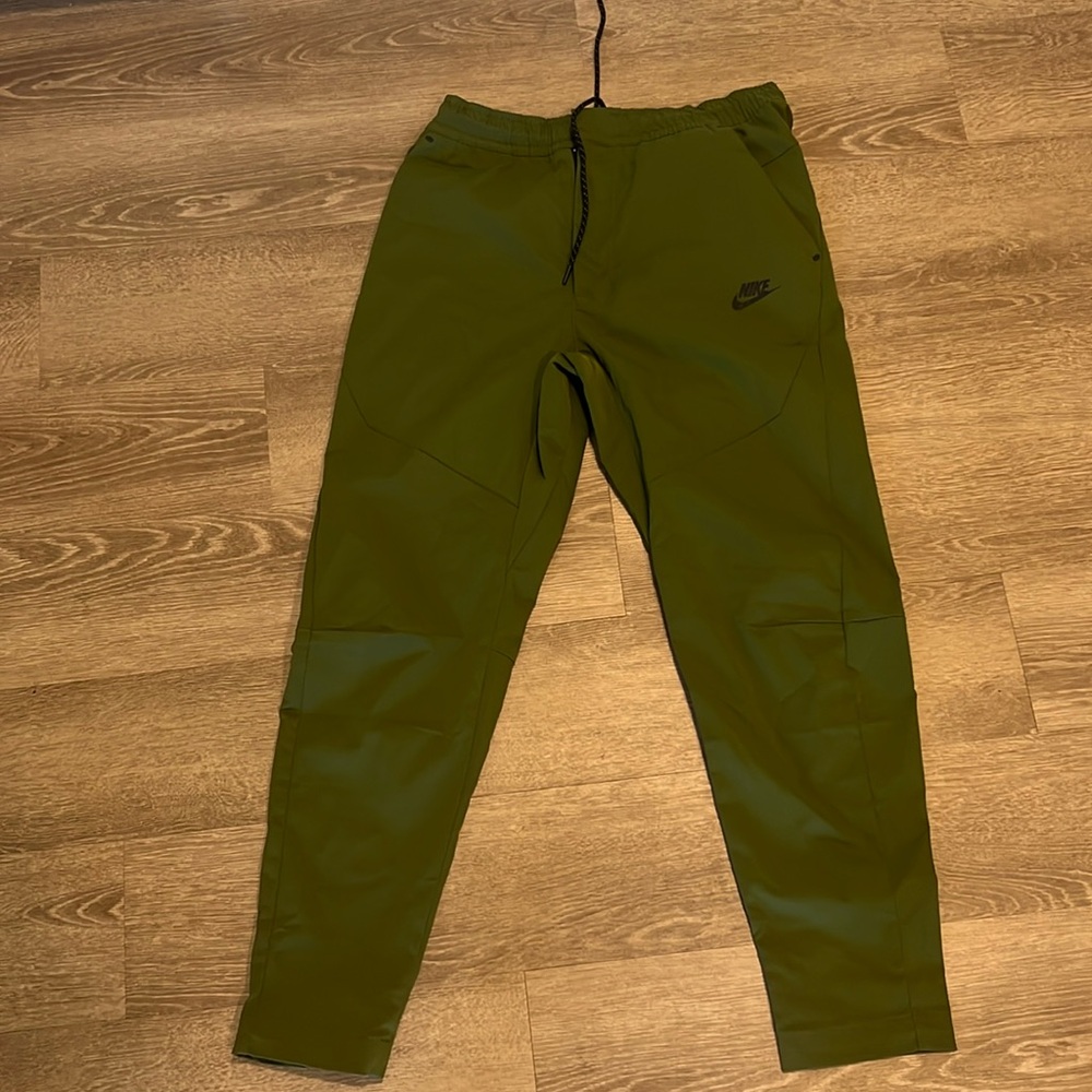 Nike sportswear tech essentials pants